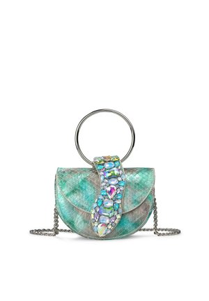 Pequeño bolso texturizado turquesa y plateado con grandes joyas iridiscentes en la solapa y un asa redonda de metal plateado y cadena.