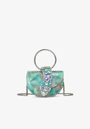 Pequeño bolso texturizado turquesa y plateado con grandes joyas iridiscentes en la solapa y un asa redonda de metal plateado y cadena.