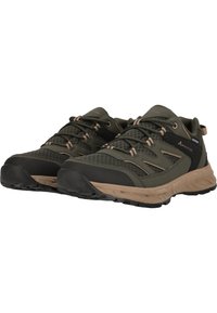 Zapatos de senderismo verdes con parte superior de malla, punta de goma negra, acentos en tonos marrones y suela texturada para tracción. Cuenta con cordones asegurados.
