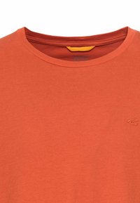 Oranje T-shirt van katoen met een ronde hals, voorzien van een klein logo geborduurd op de linkerkant van de borst. Zachte textuur en casual ontwerp.