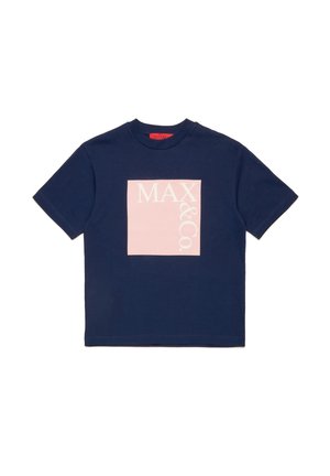 Marineblaues T-Shirt mit kurzen Ärmeln und einem pinkfarbenen Quadrat auf der Brust mit der Aufschrift „MAX & Co.“ in weißen Großbuchstaben.