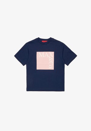 Granatowy t-shirt z krótkim rękawem z różowym kwadratem na piersi, na którym widnieje napis "MAX & Co." białymi wielkimi literami.