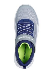 Παπούτσια Skechers με γκρι επάνω μέρος, μπλε λεπτομέρειες, υφασμένο λουράκι και πράσινη εσωτερική επένδυση. Στρογγυλεμένη μύτη και μαλακή σόλα.