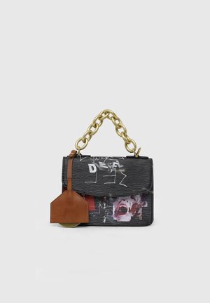 Schwarze strukturierte Handtasche mit Graffiti-Stil Druck, großem goldfarbenem Kettenhenkel und angebrachtem braunem Lederanhänger.