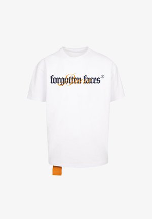 Balta kokvilnas T-krekls ar uzrakstu "aizmirstie sejas" melnā un oranžā gotiku stilā. Satur oranžu etiķeti sānos.