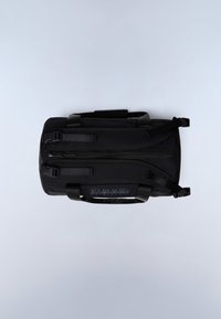 Borsa a tracolla rettangolare nera con doppie cinghie e manici superiori, posata in piano su uno sfondo grigio chiaro.