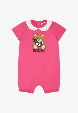 Giocattolo di colore rosa con maniche corte e colletto Peter Pan bianco, caratterizzato da una grafica di un orsetto cartone e la scritta "TOY MOSCHINO" stampata sul davanti.