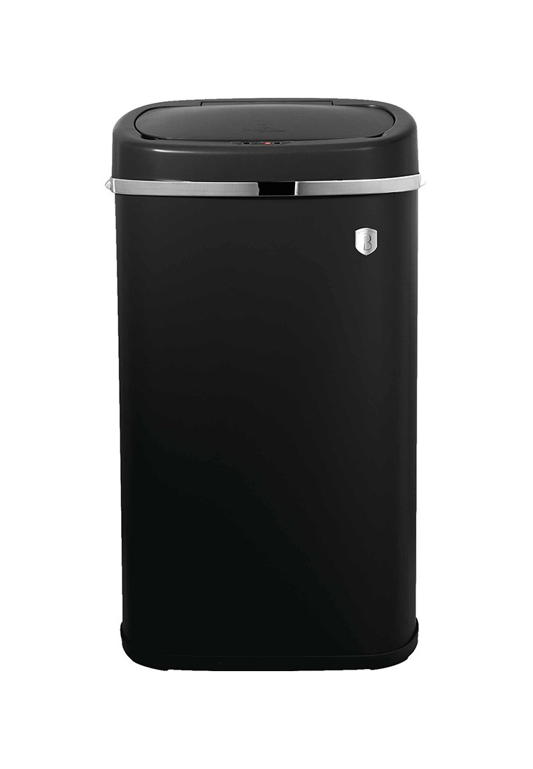 Černý obdélníkový odpadkový koš s kulatým víkem, stříbrnými akcenty a kompaktním designem. Hladký povrch a logo na přední straně.