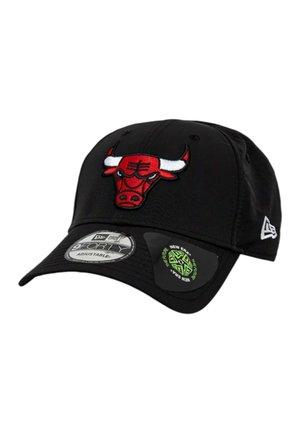 Cappellino da baseball nero regolabile con logo rosso dei Chicago Bulls sul davanti e adesivi del marchio New Era sulla visiera curva.