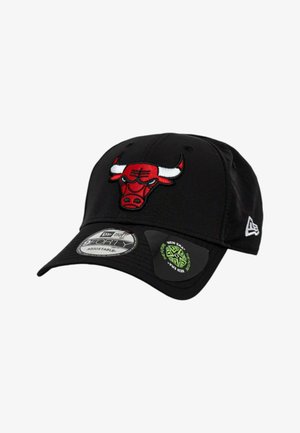 Zwarte verstelbare baseballpet met rood Chicago Bulls-logo aan de voorkant en New Era-merkstickers op de gebogen klep.