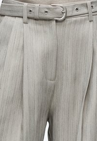 Pantalon gris clair à fines rayures, avec plis et ceinture en tissu assorti avec boucle argentée.