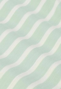 Tissu vert clair avec une texture douce, présentant des rayures blanches ondulées. Le matériau semble lisse avec un éclat subtil et un motif uniforme.