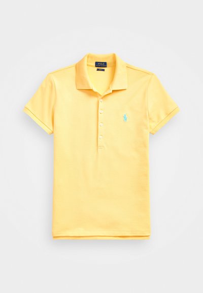 Camisa polo de algodão amarela com colarinho clássico, pala de três botões e um logótipo bordado azul claro no lado esquerdo do peito. Mangas curtas.