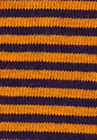 Primo piano di un tessuto lavorato a maglia con righe orizzontali alternate in arancione e viola scuro.