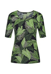 Korte mouwtop in zwarte stof met een dicht groen bladerenpatroon, met verschillende bladvormen en subtiele witte omtrekken door het geheel.