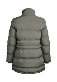 Puffa bunda v olivově zelené barvě, s vysokým límcem, stahováním v pase a prošívaným designem s horizontálními, polstrovanými sekcemi. Hladká textura.
