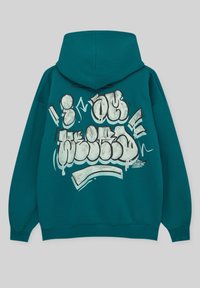 Felpa con cappuccio color teal, decorata con testo in stile graffiti bianco e nero e forme astratte sul retro.