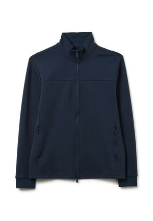 Giacca a zip blu navy realizzata in tessuto morbido, con colletto alto, due tasche laterali e polsini a costine. Texture liscia con dettagli di cucitura minimi.