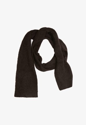 Fular maro închis tricotat așezat plat, cu un capăt răsucit, evidențiind textura moale și forma dreptunghiulară pe un fundal alb.