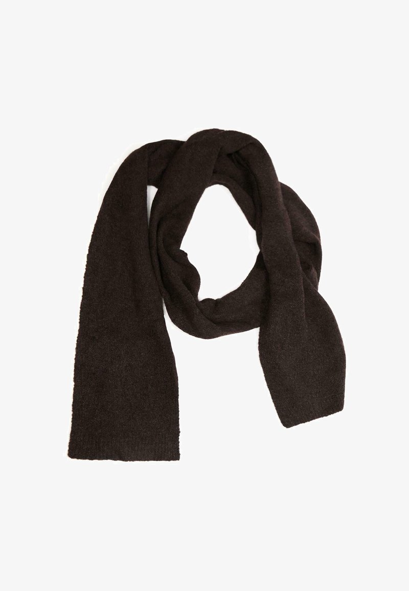 Écharpe en tricot marron foncé étalée à plat avec une extrémité bouclée, montrant une texture douce et une forme rectangulaire sur fond blanc.