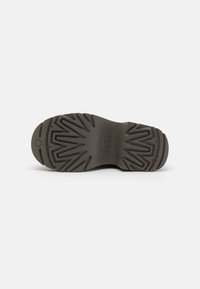 UGG CLASSIC TWIN SEAM NEW HEIGHTS - Platform bokacsizmák - hickory