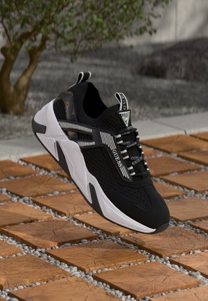 Schwarzer Sportschuh mit Mesh-Obermaterial, weißer Sohle und gestreiften Akzenten. Mit Logo an der Ferse und Schnürsenkeln. Schwebt über einer Steinoberfläche.