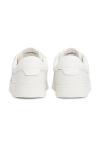 Baskets en cuir blanc avec une texture lisse, une forme arrondie et un logo au dos du talon. Présentent un support de cheville rembourré et une semelle en caoutchouc plate.