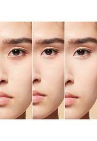 Trois portraits en gros plan d'un visage montrant différentes teintes et textures de peau. Les traits incluent une peau lisse, des yeux marron foncé et une couleur naturelle des lèvres.