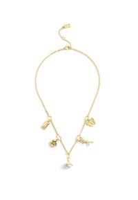 Guldtonet charmehalskæde med forskellige charms: en sommerfugl, dinosaur, blomst, skal og perle, der alle hænger fra en delikat kæde.