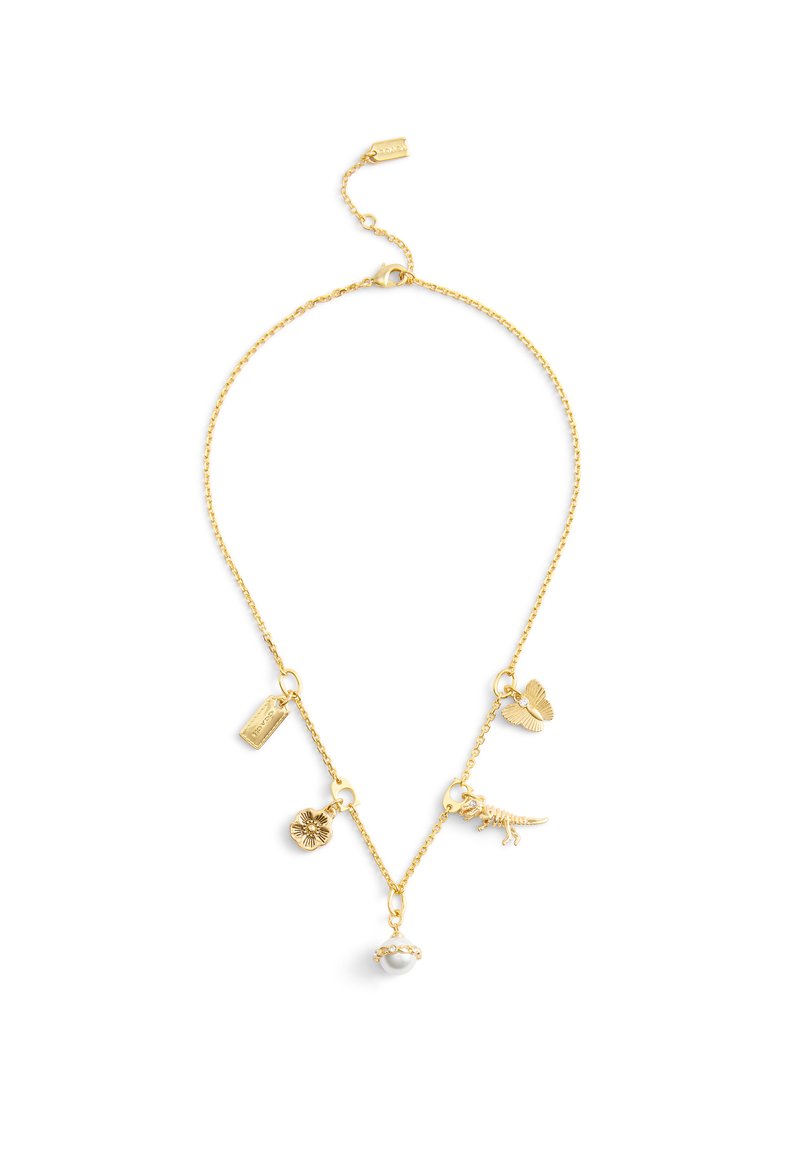 Guldtonet charmehalskæde med forskellige charms: en sommerfugl, dinosaur, blomst, skal og perle, der alle hænger fra en delikat kæde.