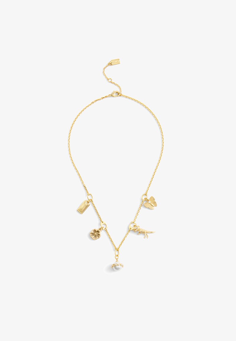 Guldtonet charmehalskæde med forskellige charms: en sommerfugl, dinosaur, blomst, skal og perle, der alle hænger fra en delikat kæde.