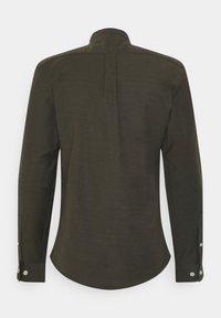 Donkergroene langemouwen shirt met een kraag, gebogen zoom, rugplooien en knopenmanchetten met zilveren accenten.