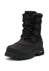 Sort isolerede vinterstøvler med en struktureret stofoverdel, gummisål, snørebåndsdesign og røde stikninger. Vibram-logo på sålen.