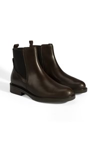 Bruine leren enkelboots met elastische zijpanelen, ronde neus, lage blokhak en textuurstiksels. Geschikt voor casual wear.