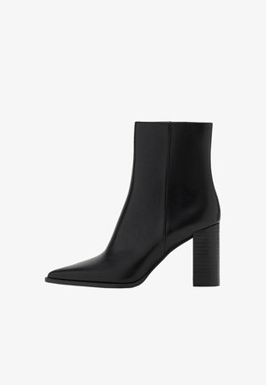 Czarny skórzany botek za kostkę z zaostrzonym noskiem, wysokim szerokim obcasem i gładkim wykończeniem. Prosty design z czystymi liniami, bez widocznych elementów metalowych.