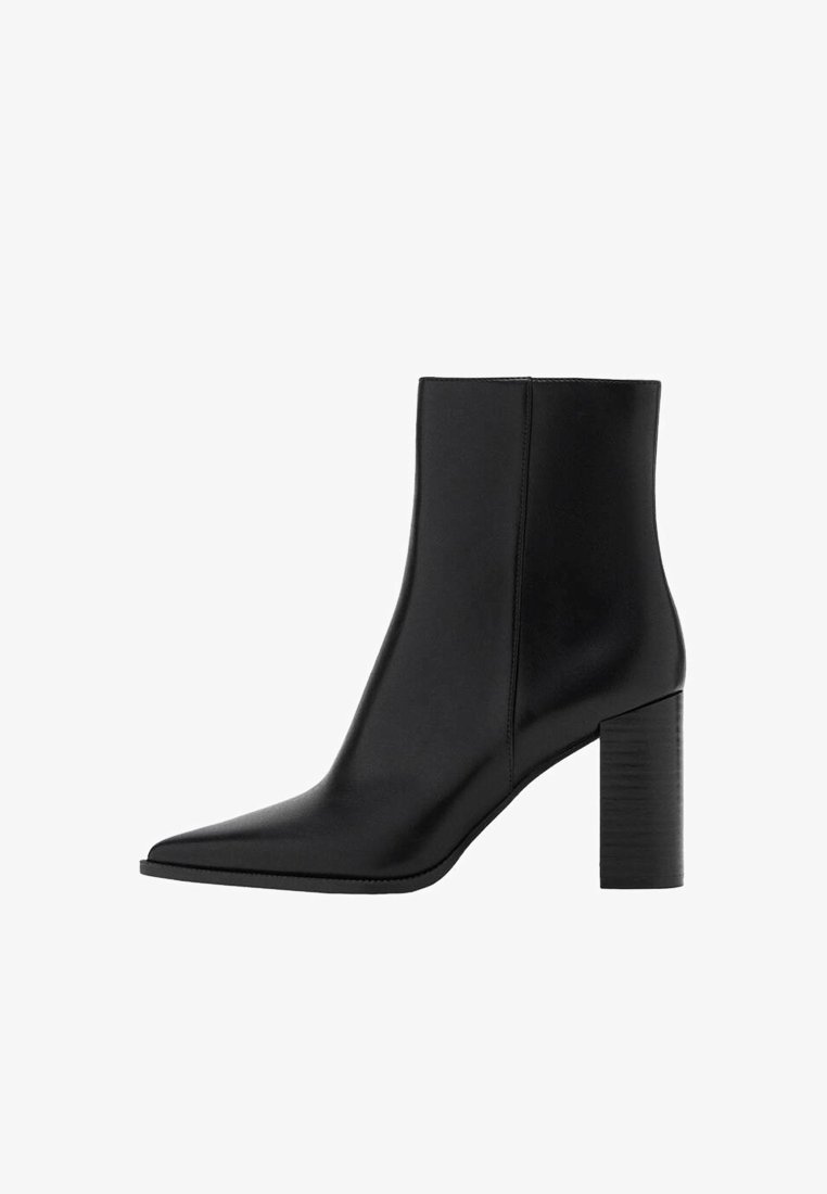 Črni usnjeni gležnjar z ostrim sprednjim delom, visokim blok peto in gladkim zaključkom. Preprost dizajn s čistimi linijami, brez vidne kovinske opreme.