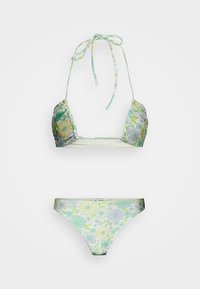 Conjunto de bikini floral com um top halter amarrado e parte de baixo de cintura baixa combinando. As cores incluem verde pálido, amarelo e lavanda. Tecido macio com uma textura suave.
