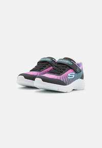 Zapatillas deportivas negras y rosas con parte superior de malla, con un logo azul, acentos texturizados y una suela blanca. Cierre con tira de velcro.