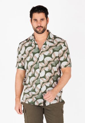 Camisa de manga corta con botones que presenta un patrón geométrico en verde, beige y blanco. Tejido ligero con un corte holgado.