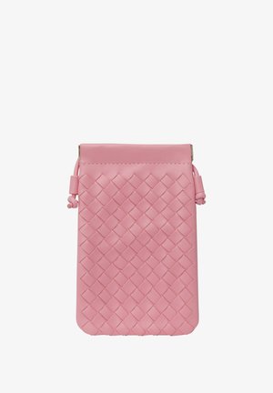 Pochette in pelle intrecciata rosa dalla forma rettangolare, con chiusura a cordoncino e superficie liscia. Dettagli includono un design semplice.