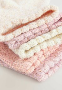 Set aus vier weichen Strickdecken in Pastellrosa und Cremefarben mit goldenen Glanzakzenten. Verfügt über ein strukturiertes, geripptes Muster an den Kanten.