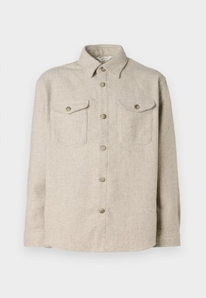 Beige textuur overhemd met lange mouwen, twee knoopsluitingen op de borst, en een klassieke kraag, plat gelegd op een witte achtergrond.