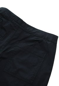 Donkerblauwe broek van lichtgewicht stof, met een achterzak met een vierkante klep, zichtbare stiksels en een gladde textuur.