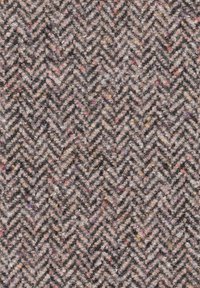 Stoff mit Fischgrätmuster und einer strukturierten Textur. Vorherrschende Farben sind Grautöne, Rosa und darüber verteilt mehrfarbige Sprenkel.