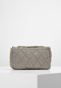 Kwietowany metaliczny szary torebka z łańcuszkowym paskiem. Prostokątny kształt, teksturowana powierzchnia i akcenty w złotym odcieniu.