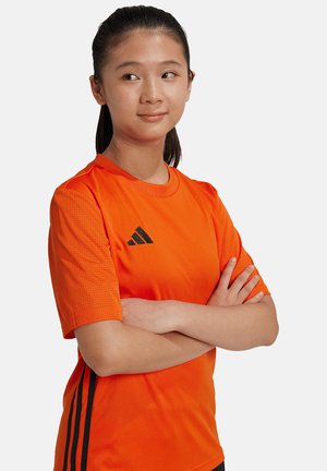 Oranges Sport-T-Shirt mit Rundhalsausschnitt, kurzen Ärmeln und schwarzem Adidas-Logo. Das Design beinhaltet Netzdetails auf den Schultern.