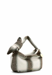 Tas gemaakt van textuurstof in tinten bruin en crème, met een geknoopte strap en een klein metallic label detail.