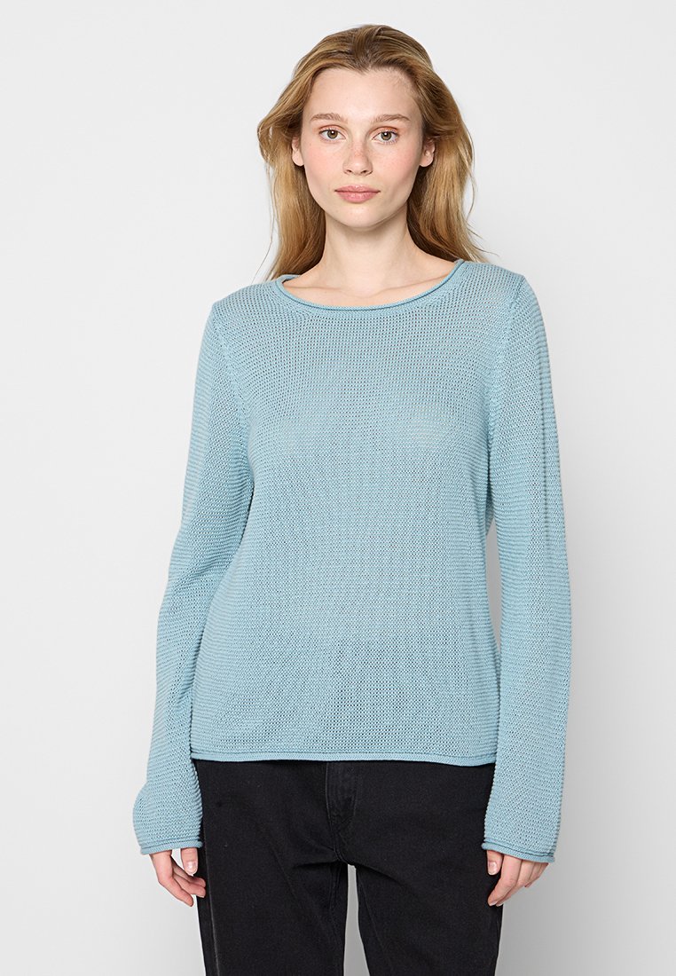 Hellblauer gestrickter Pullover mit rundem Ausschnitt, langen Ärmeln und strukturiertem Muster. Der Stoff scheint weich und leicht zu sein.