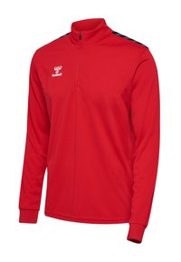 Rød langærmet atletisk top med høj krave, kvart lynlås, tekstureret stof og sorte striber på skuldrene. Hummel-logoet er vist.