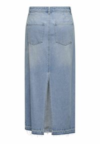 Jupe en denim bleu clair avec une fente à l'arrière, de longueur mi-longue, comprenant deux poches arrière et des détails d'ourlet effiloché. Conçue avec une coupe classique.